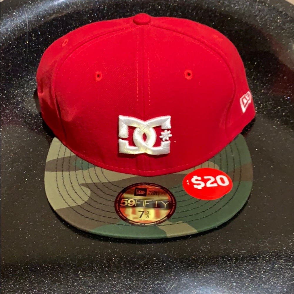DC camouflage/ red fitted hat